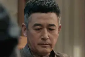 《扫黑风暴》高明远有钱会玩，副驾驶的茶台，汤唯同款旗袍图片