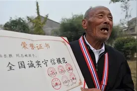 “信义老爹”杜长胜去世后，为什么会让人们自发送别呢？图片