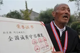 “信义老爹”杜长胜去世后，为什么会让人们自发送别呢？图片