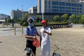 男子骑车未佩戴头盔被教育 送水致谢交警图片
