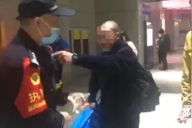 男子满身酒气，追着清洁工就猛打，大姐忍无可忍拿拖把反击图片