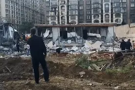 突发！官渡区一空地活动板房倒塌，有人听见巨响，现场仍在救援！图片