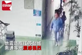 点赞丨地震时幼师第一时间叫醒转移孩子们图片
