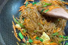 这盘红薯粉条好吃的冒泡图片