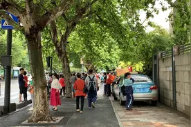 已被帝国理工大学录取的高三女生 蹲校门口拍视频记录送考图片