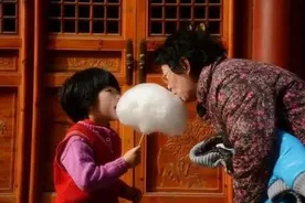为何说孩子尽量不跟老人在一起睡？并非迷信，而是过来人的经验图片