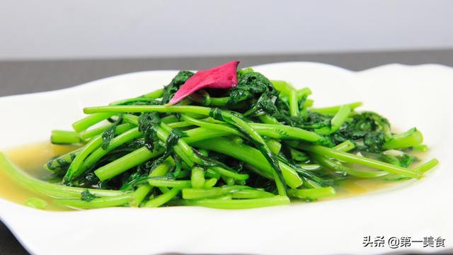 炒青菜的做法步骤（饭店炒青菜为啥不出水不变色大厨教你简单做法）