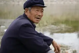河南一老伯钓鱼钓出"乌龟"，龟背插4箭，专家：国宝价值18亿图片
