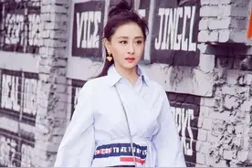 我真服了！46岁陈德容有着少女脸，衬衫配破洞牛仔裤像高中生图片