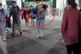 妹妹接哥哥放学，不是想象中的公主抱，直接被拎起来，让人羡慕图片