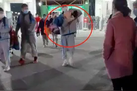 妹妹接哥哥放学，不是想象中的公主抱，直接被拎起来，让人羡慕图片