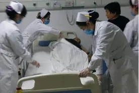 他把刚出生的小狗淹死在腊月的冰水里，老来是怎么惨死的图片