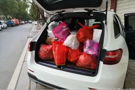 闺女一年回家6趟，老父亲每次提前一周忙碌，后备箱载着的都是爱图片