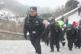 【一线警察】母亲哭了：“我知道条件有限，可没想到如此艰苦”图片