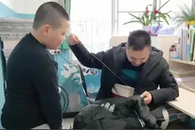 火了！老师大跳猩猩舞，全身挂满棒棒糖图片