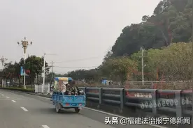 惊险！三轮车秒变“巨无霸”，塞下8个人（附视频）图片