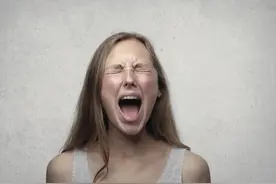 每任丈夫都是外国人士，最终离婚三次，你后悔远嫁吗？图片