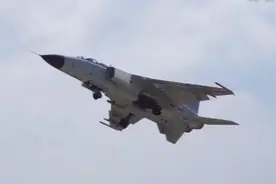 海军练兵！航空兵某旅组织歼击轰炸机低空突击 提升海上作战能力图片