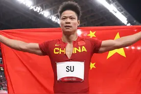 历届奥运闭幕式中国旗手：刘翔成经典传奇，苏炳添奥运无牌创纪录图片