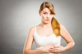 乳房下垂会降低女人们的魅力，4个原因或会导致乳房下垂图片