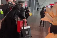 美女老婆退伍回家！鲜花、横幅、拥抱，让人感动得泪目图片