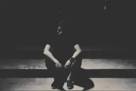 没有父母的孩子，被欺凌，被嘲笑，没有人爱图片