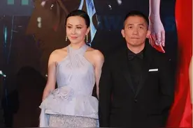 刘嘉玲胆真肥，穿“蕾丝打底裤”配礼服出席活动，梁朝伟一脸无奈图片