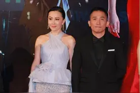 刘嘉玲胆真肥，穿“蕾丝打底裤”配礼服出席活动，梁朝伟一脸无奈图片