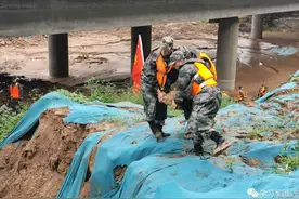 中部战区紧急驰援郭家咀水库抢险图片