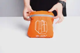 风靡中国的折叠包，承重可达40斤，1秒收成巴掌大，让旅行轻生活图片