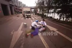 广西柳州壶东大桥底揪心一幕！男孩倒在货车前，肩上还背着书包图片