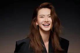 戚薇裸妆大片，整体以黑色光影作为基调，大片非常有质感图片