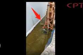 幼儿园惊现2米长的大蛇，把孩子们吓坏了！民警：我们也害怕图片