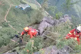 男子酒后跳崖轻生在崖边酣睡，救援人员：情况少见，救上来后还在打呼噜图片