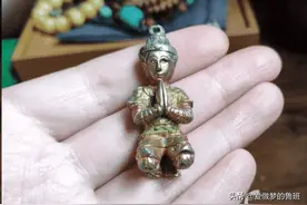 以前租客留下的物件，大扫除时床底下发现的，这该咋处理？哈哈哈图片