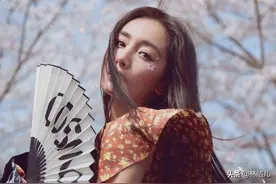 难怪杨幂外号叫“小狐狸”了，眼睛太有灵气，秘密全在化妆步骤里图片