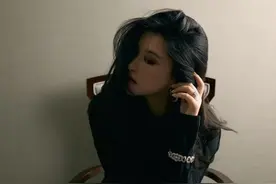 朱珠产后晒照，普通针织裙穿出绝美S曲线，这身材女人看了都羡慕图片