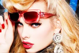 荷兰杂志超模 相貌“奇特”时尚力强 简约牛仔裤搭配出线条感图片