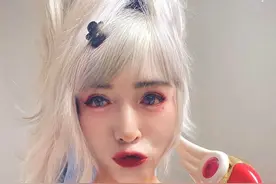 53岁焦恩俊放飞自我！穿女装戴假发化浓妆，嘟嘴卖萌像18岁少女图片