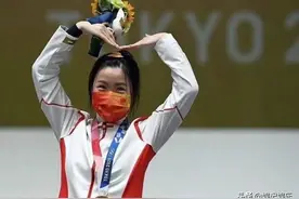 奥运首金杨倩日常曝光，喜欢化妆美甲是个爱美的女孩，追星蔡徐坤图片