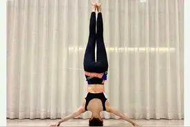 王子文晒高难度瑜伽三点头倒立，坚持打卡3年，太厉害啦图片