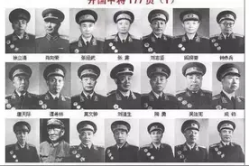 毛主席称他为“黑虎”，一天要抽五包烟，一根接一根，55年授中将图片