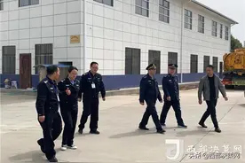 宝鸡市交警支队车管所到凤翔雍兴驾校检查“减量控大”工作图片