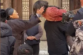 老戏骨王丽云拍戏连扇小演员6巴掌，打到脸通红？下戏后流泪道歉图片