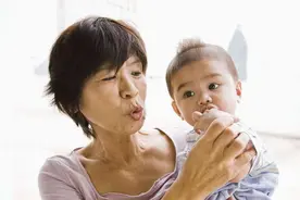 1岁宝宝被妈妈断掉纸尿裤，一不小心就拉裤子，反遭妈妈嫌弃太臭图片