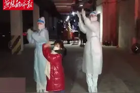 等待一小时，小女孩只为向医护人员献舞1分钟图片