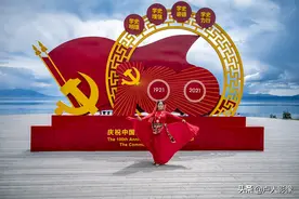 新疆赛里木湖边，维吾尔族美女翩翩起舞，表达对党百年华诞祝福图片