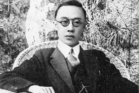 溥仪出狱后，跟着杜聿明参观故宫，售票员说：你买门票才能进去图片