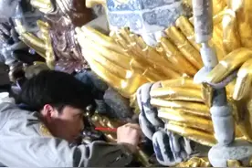重庆工人维修800年前观音像，不小心触动机关，发现意外的惊喜图片