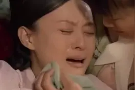 演员哭戏的对比中，什么叫演技，什么叫尴尬，一目了然图片